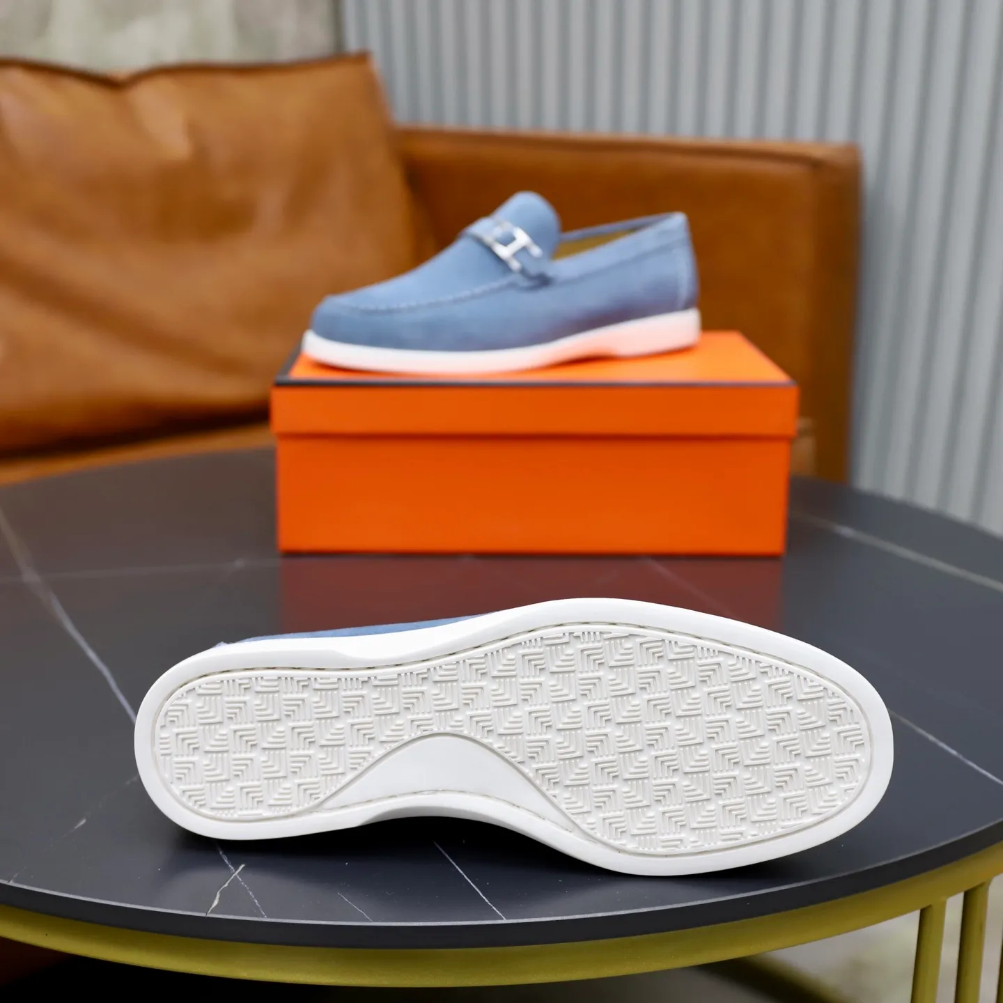 Ex-factory price: 540💰Hermès/Hermès slip-on men's shoes. This shoe is made of imported cow suede leather, with simple and smooth lines, and a 3CM rubber foam ultra-light sole combined with aerodynamic design! Youthful and fashionable, H button decoration, contrasting leather embellishment on the heel, calf lining to gently wrap your feet, with embossed logo cowhide feet, leather rock strips, casual and urban style, highlighting youthful vitality, sports and leisure version, super versatile Size number: 38-39-40-41-42-43-44 Standard leather shoe size (45 can be customized but does not support returns)
